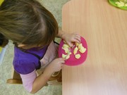 Kuchaři připravují bramborový salát